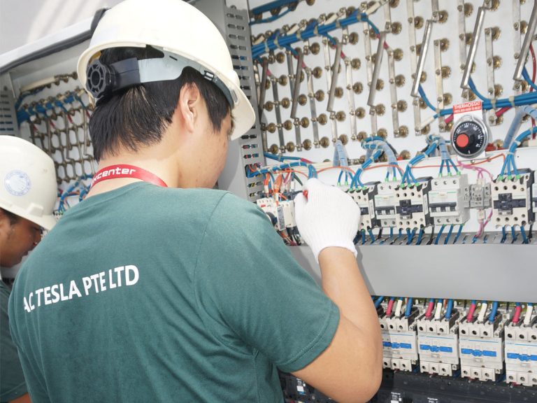 guys-servicing-panel_02